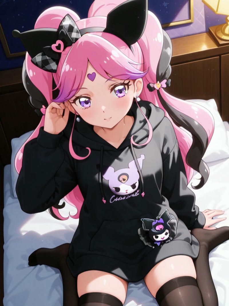 Cô gái mặc đồ đen ôm gấu Kuromi to dễ thương