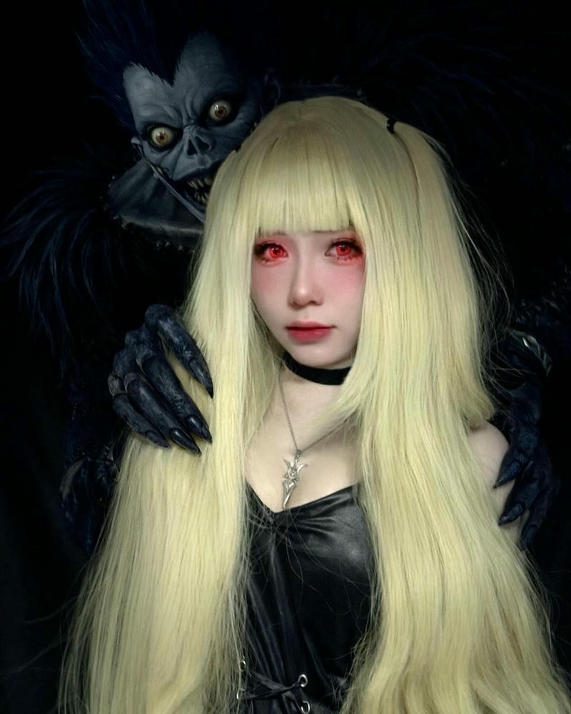 Gái xinh cosplay nhân vật anime tóc vàng misa bên tử thần