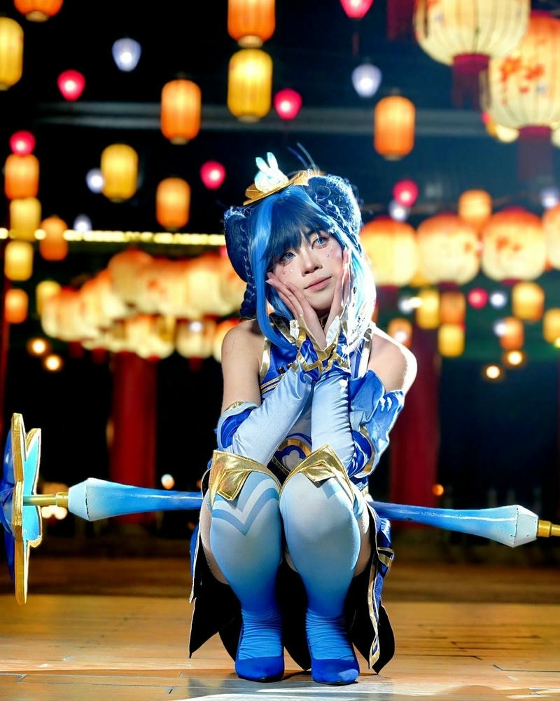 Ảnh cosplay nữ đẹp tóc xanh ngồi giữa đèn lồng lung linh
