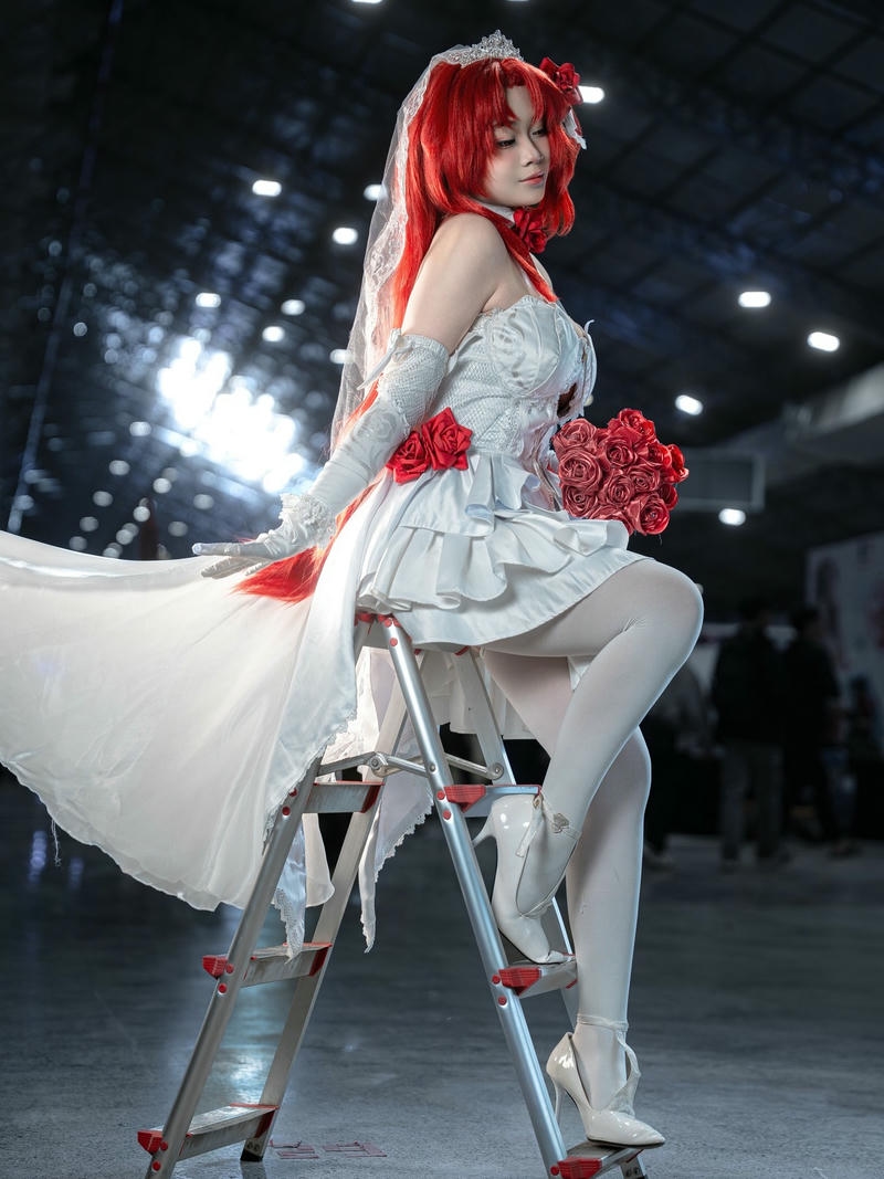 Cosplayer nữ anime tóc đỏ váy trắng ngồi ghế sang chảnh