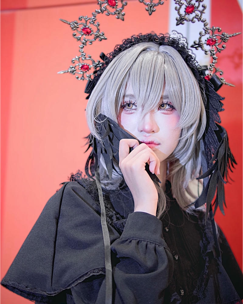 Cosplayer nữ anime tóc xám váy đen phong cách gothic tối