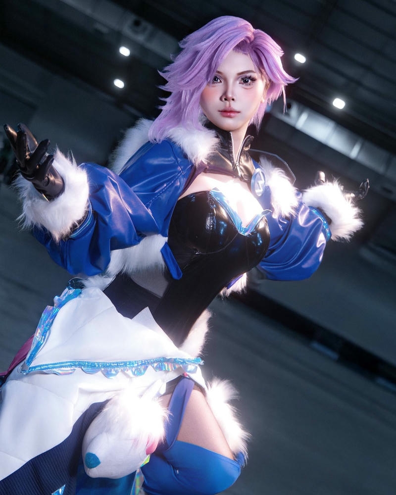 Hóa trang nhân vật hoạt hình nữ tướng váy xanh mùa đông