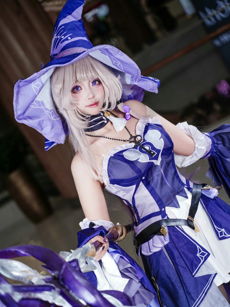 Gái xinh cosplay nhân vật anime phù thủy tím váy ngắn đẹp