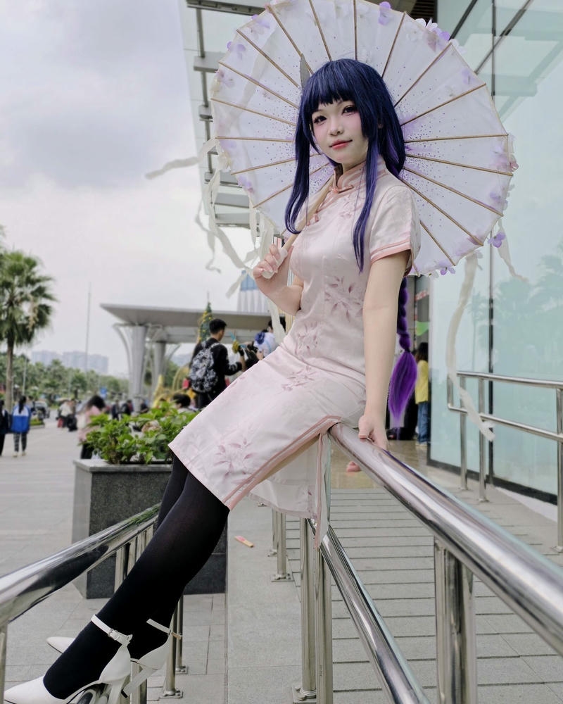 Gái xinh cosplay nhân vật anime tóc tím cầm ô giấy trắng