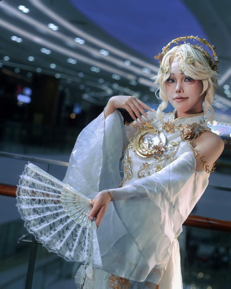Gái xinh cosplay nhân vật anime váy trắng lộng lẫy cầm quạt