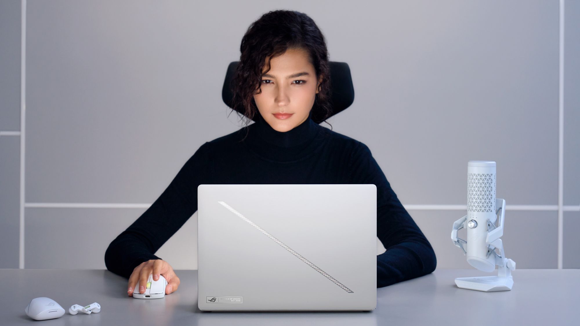 Một người phụ nữ đang sử dụng laptop ROG Zephyrus G14