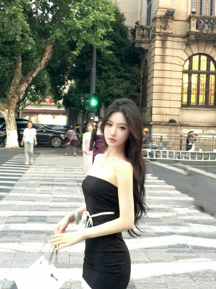 Ảnh gái xinh mặc váy ngắn màu đen, cực kỳ quyến rũ