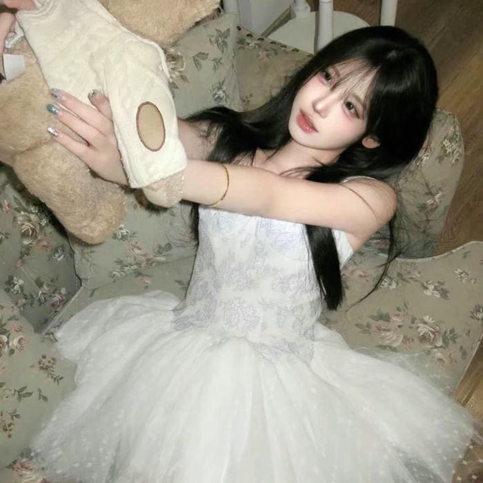 Ảnh gái xinh mặc váy ngắn trắng, xinh như mộng.