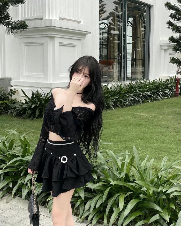 Ảnh gái xinh váy ngắn bên ly đen - Quả là một sự kết hợp hoàn hảo!