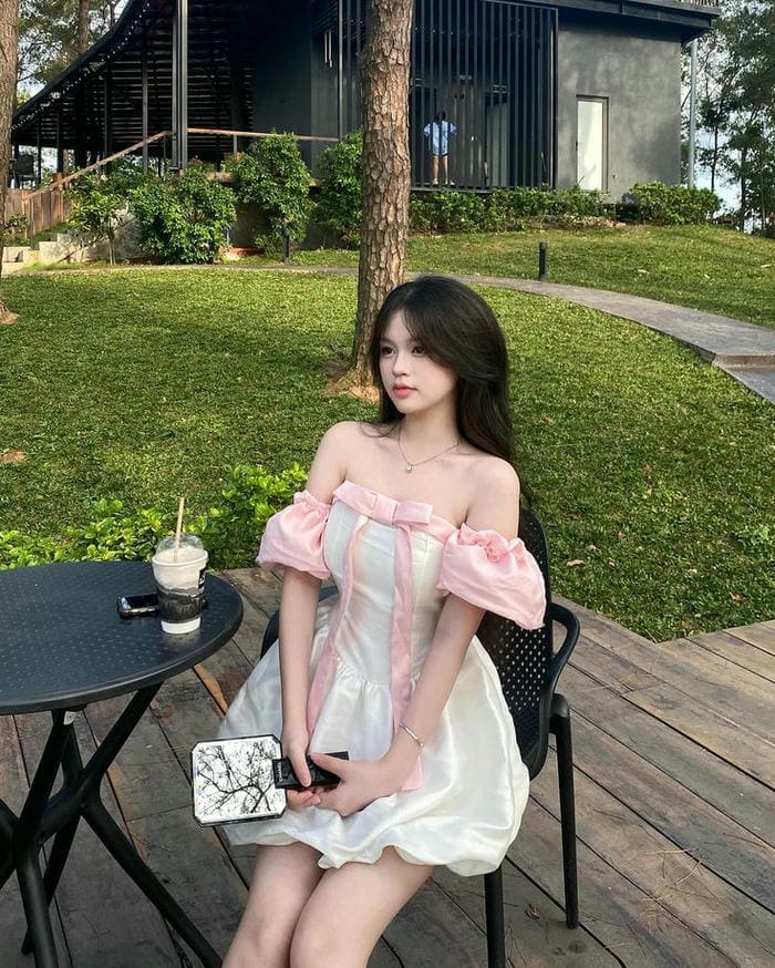 Ảnh gái xinh mặc váy ngắn khoe dáng trên TikTok - Xinh hết nấc!