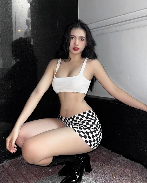 Mot buc anh ve co gai xinh mac vay ngan dang vui ve, that la hap dan!