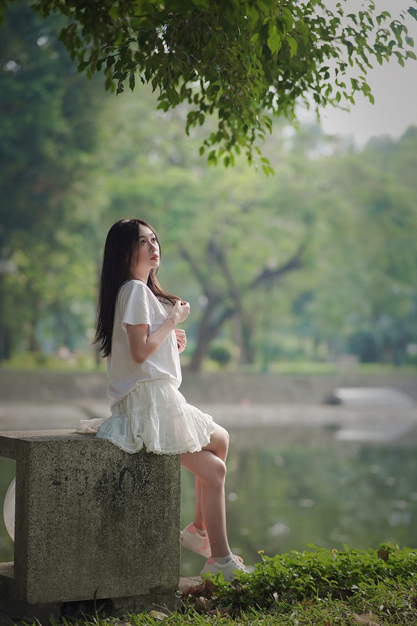 Hình ảnh một cô gái xinh đẹp, gợi cảm trong chiếc váy ngắn quyến rũ.