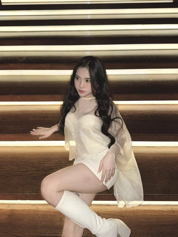 Hình ảnh một cô gái xinh đẹp diện váy ngắn, thật là quyến rũ!