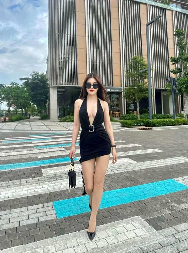 Ảnh một cô gái xinh đẹp, gợi cảm trong bộ váy ngắn. Gái xinh mặc váy ngắn.