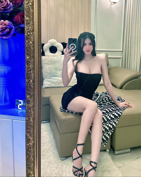 Ảnh một cô nàng xinh xắn với phong cách thời trang quyến rũ, diện váy ngắn gợi cảm.