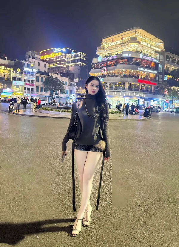 Ảnh một cô gái xinh xắn mặc váy ngắn, style cực chất