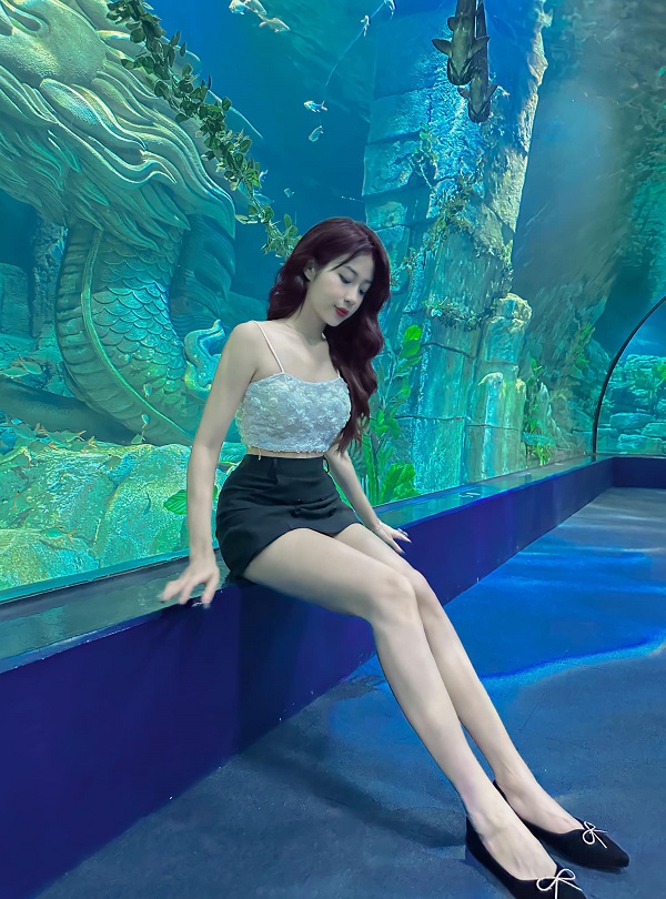 Ảnh một cô gái xinh đẹp, gợi cảm trong chiếc váy ngắn, thu hút mọi ánh nhìn