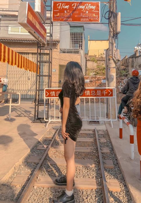 Hình ảnh một cô gái xinh đẹp, quyến rũ trong chiếc váy ngắn cực kỳ gợi cảm