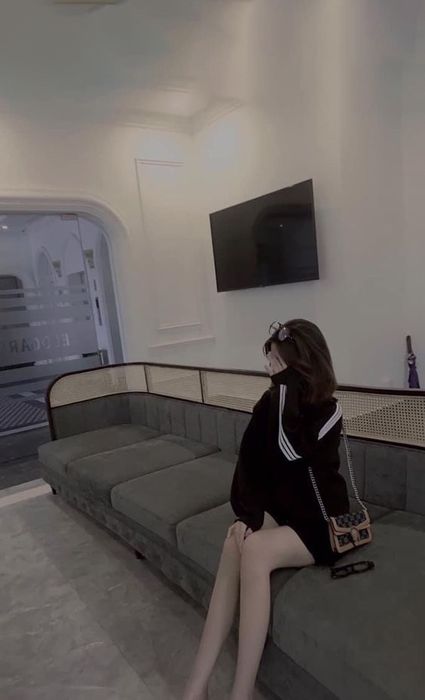 Gái xinh mặc váy ngắn bí ẩn dạo phố, ai mà không tò mò?