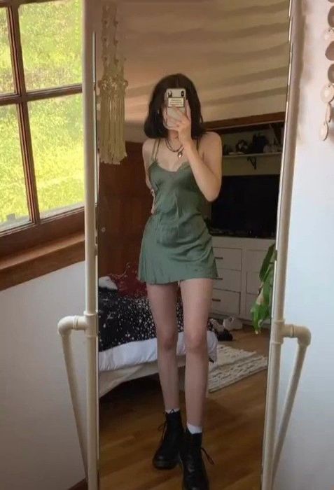 Hình ảnh cô gái xinh đẹp, đáng yêu, mặc váy ngắn và che mặt