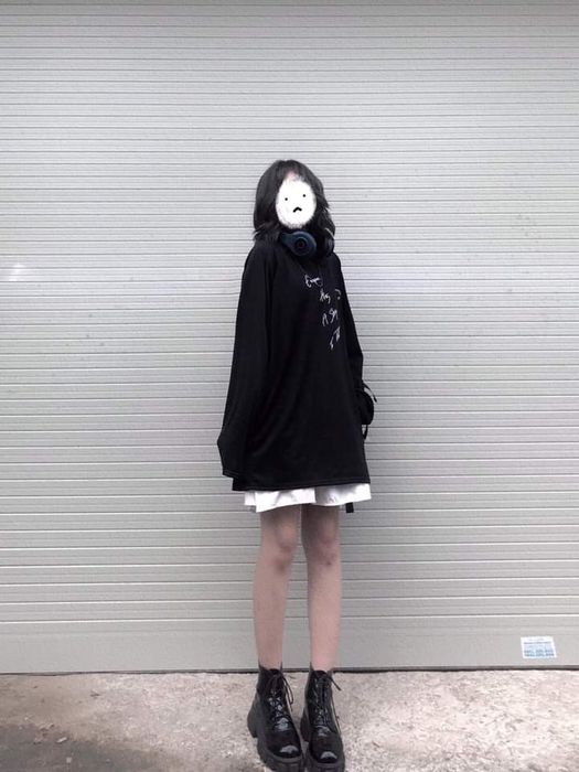 Ảnh một cô gái xinh đẹp mặc váy ngắn đang che mặt - Gái xinh mặc váy ngắn