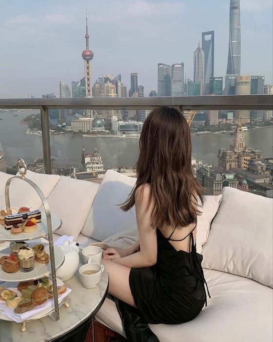 Ảnh gái xinh mặc váy ngắn khoe dáng, thu hút mọi ánh nhìn.