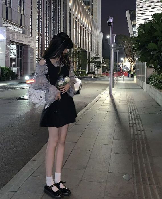 Ảnh gái xinh mặc váy ngắn che mặt, bí ẩn và quyến rũ.