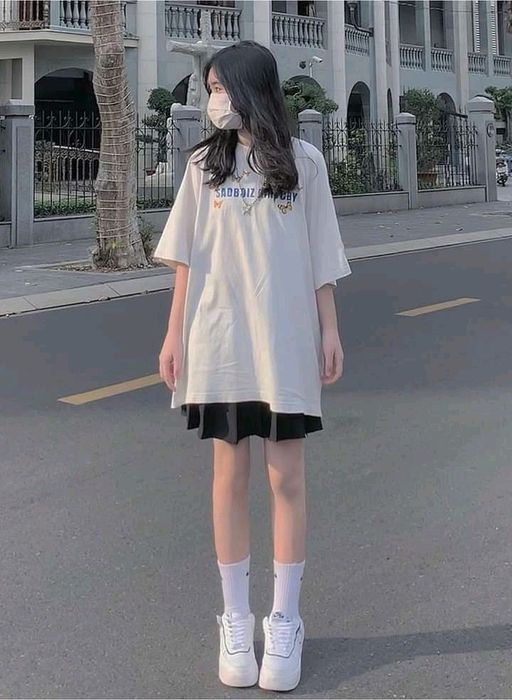 Ảnh một cô nàng xinh xắn diện váy ngắn, phong cách thời trang cực chất