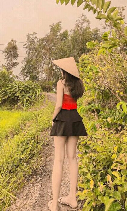 Ảnh một cô gái xinh xắn, mặc váy ngắn đang che mặt - Bí ẩn và quyến rũ