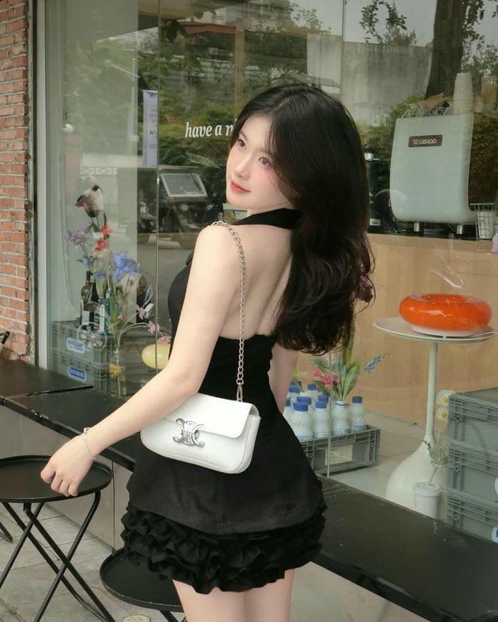 Ảnh một cô nàng xinh đẹp diện váy ngắn, phong cách thời trang quyến rũ