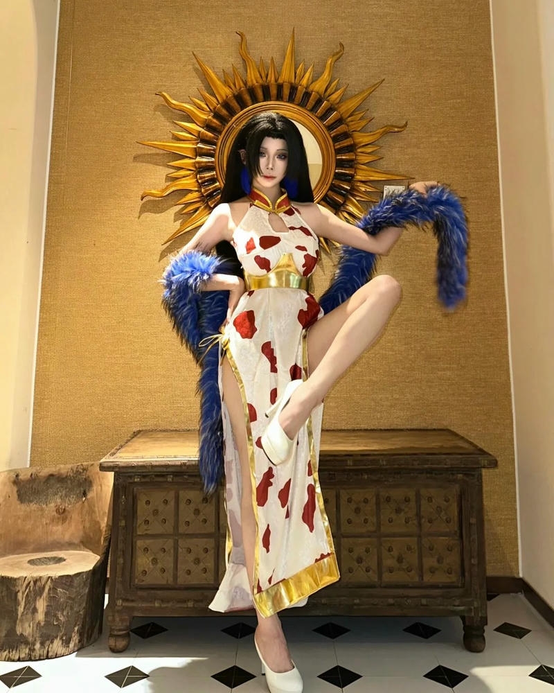 Hóa trang boa hancock đứng trước vòng tròn vàng lộng lẫy kiêu sa