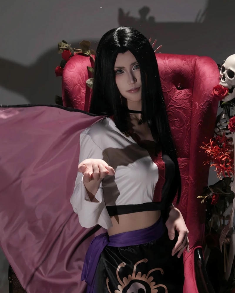 boa hancock cosplay ngồi trên ghế hồng quyền lực như nữ hoàng