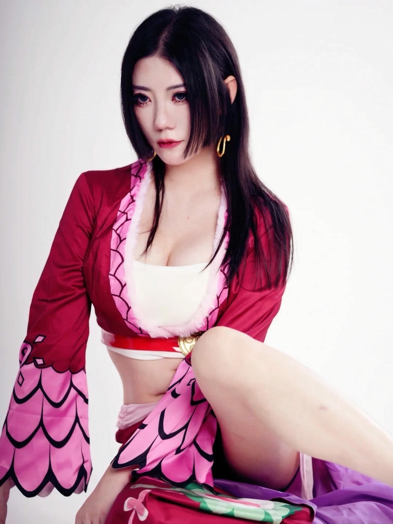 Cosplay nữ hoàng hải tặc ngồi bệt trên sàn trắng đơn giản đẹp