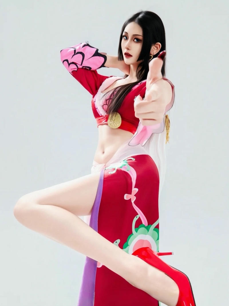 Boa Hancock One Piece đứng thẳng khoe đường cong cơ thể chữ S