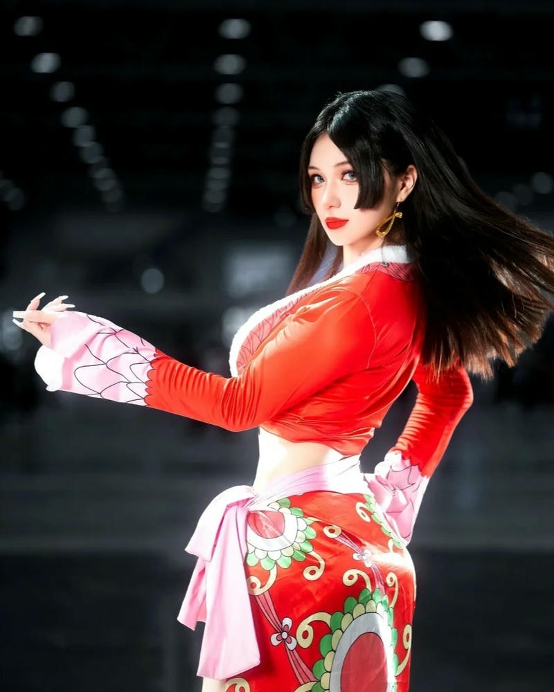 boa hancock cosplay quay lưng lại nhìn qua vai đầy kiêu hãnh