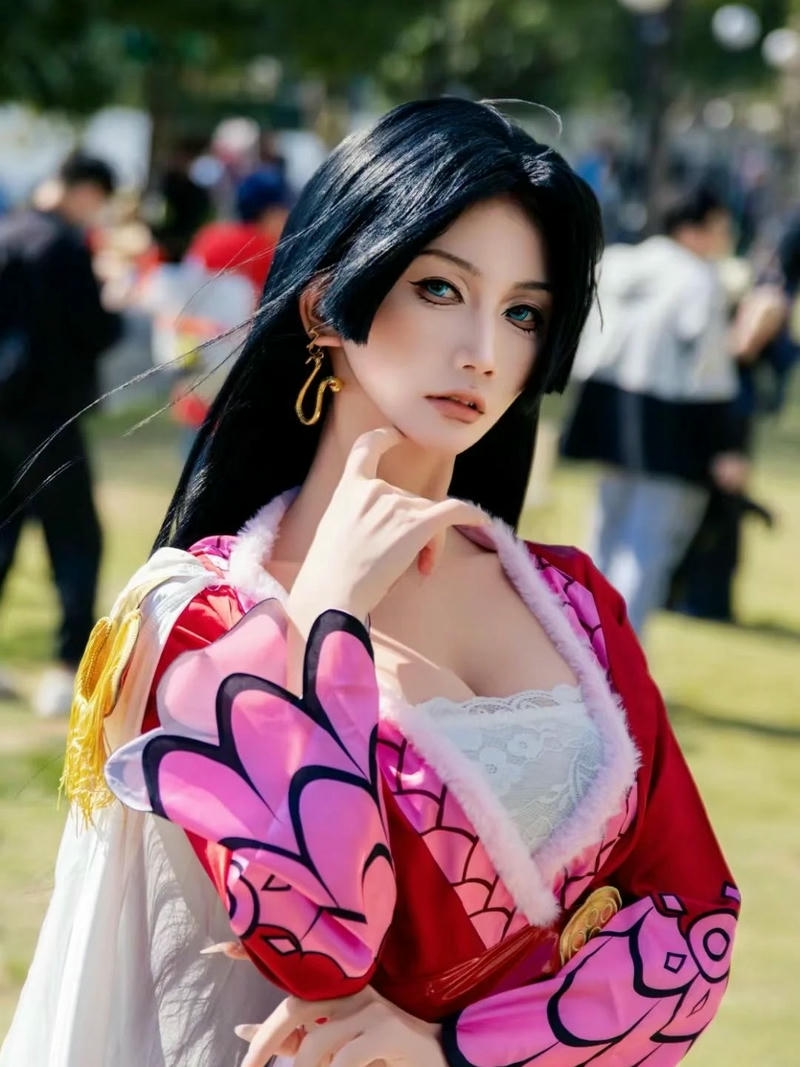 boa hancock cosplay đứng giữa đám đông sự kiện nổi bật rực rỡ