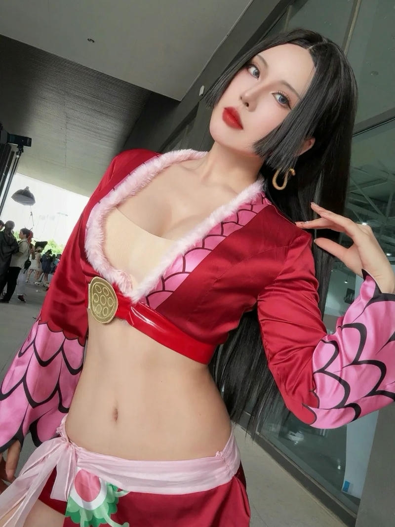 Boa Hancock One Piece tạo dáng gợi cảm trên ghế văn phòng