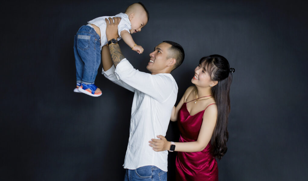 Chụp ảnh gia đình 3 người đang nấu ăn