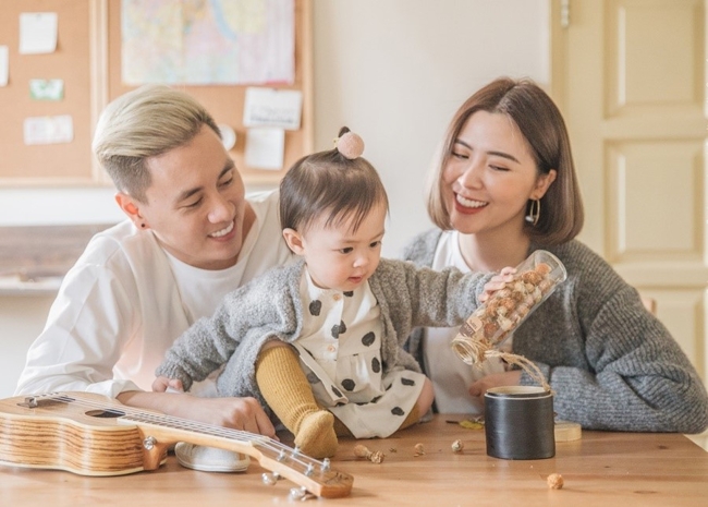 Tạo dáng chụp ảnh gia đình 3 người đẹp