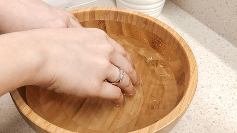 Cách tháo nhẫn khi tay bị sưng bằng nước lạnh