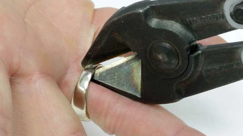 Cách tháo nhẫn khi tay bị sưng bằng kìm chuyên dụng