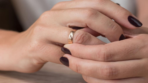 Cách tháo nhẫn khi tay bị sưng an toàn, hiệu quả, không đau đớn