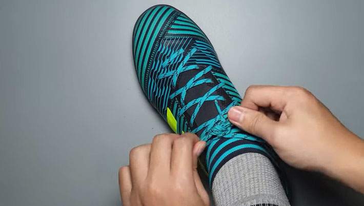 Cách buộc dây giày đá bóng kiểu thắt nơ 2 vòng