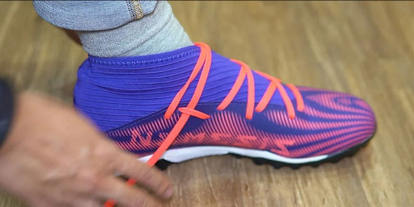 Cách buộc dây giày đá bóng kiểu dây nút chạy