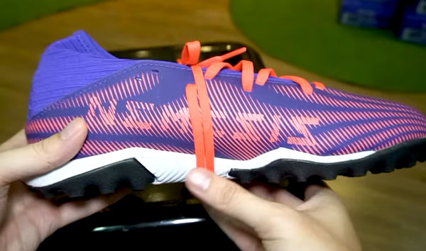 Cách buộc dây giày đá bóng kiểu vòng dưới đế