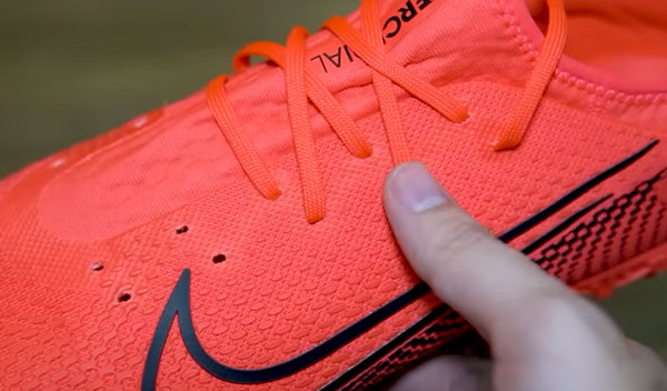 Cách buộc dây giày đá bóng của Dani Alves