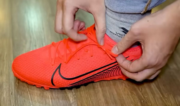 Cách buộc dây giày đá bóng kiểu giấu dây