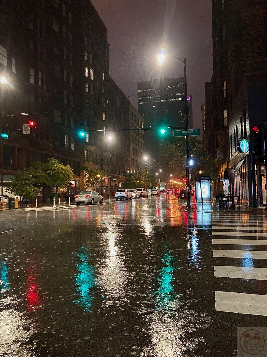 Ánh đèn phố hòa cùng mưa tạo nên khung cảnh lung linh và lãng mạn