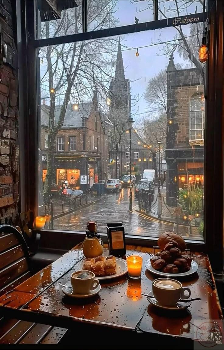 Dòng người chậm lại dưới mưa khiến phố phường mang nét bình yên