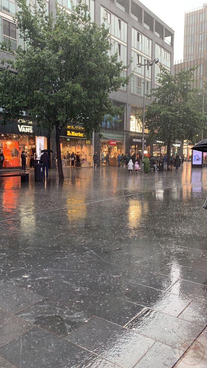 Không gian phố trong mưa đem lại sự gắn kết với ký ức tuổi thơ